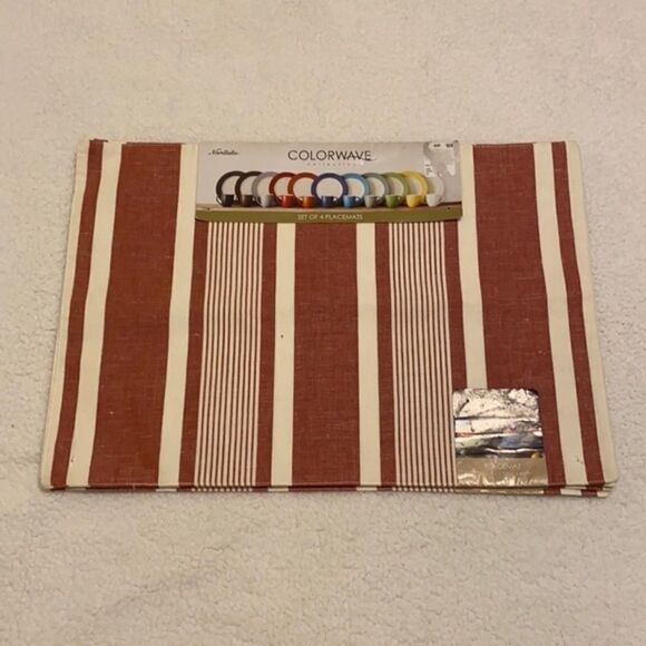 Noritake Colorwave raspberry set of 4 placemats - Picture 1 of 8